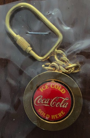 93241-1 € 5,00 coca cola sleutelhanger  goudleuring metdraaibare bal.jpeg